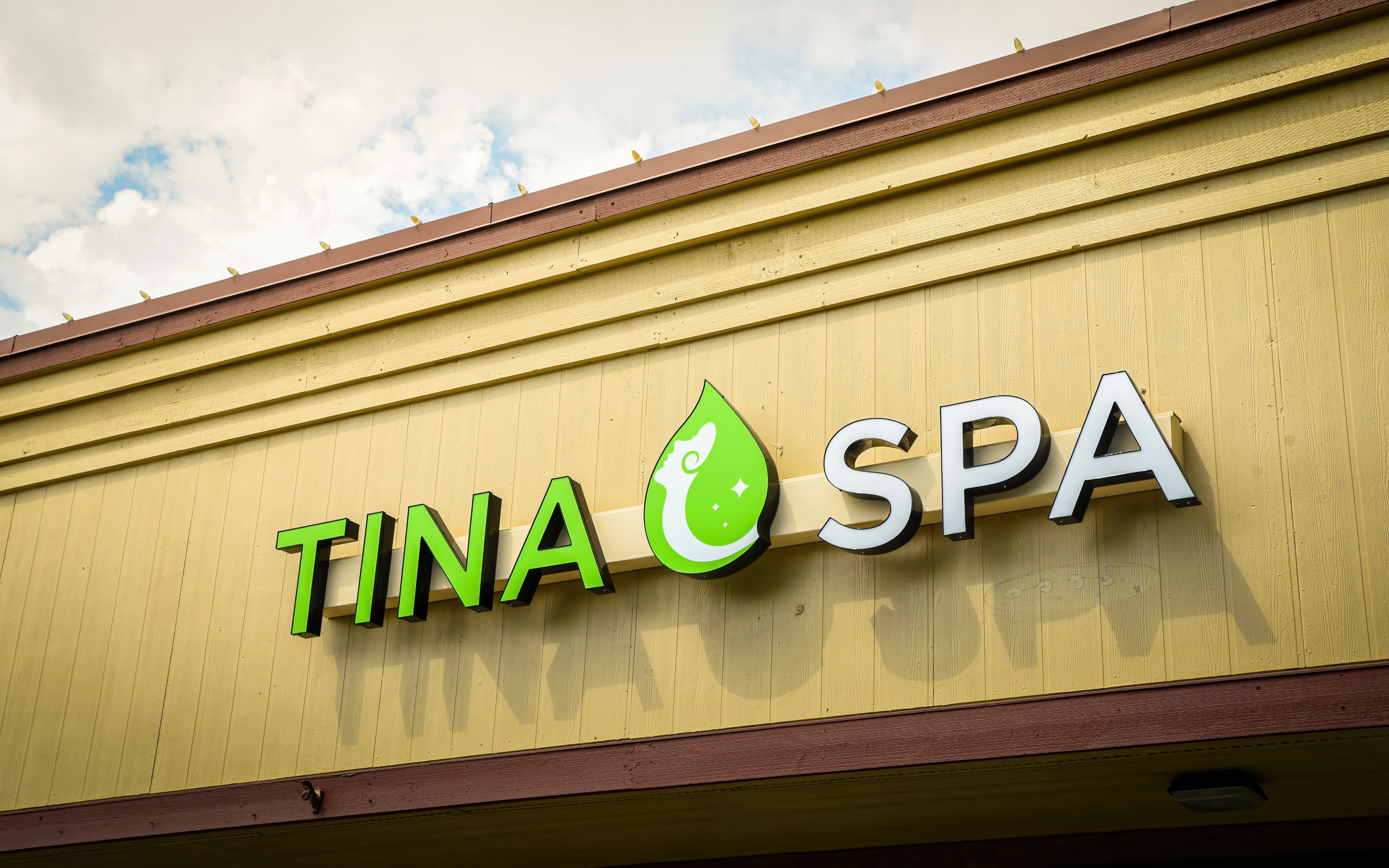 Tina Spa interior with comfortable furnishings, Bellevue WA
